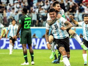 Argentina bate Nigéria, evita vexame histórico e pega a França nas oitavas da Copa