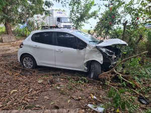 Após colidir com moto, carro sai da pista e colide com árvore em São Miguel dos Campos