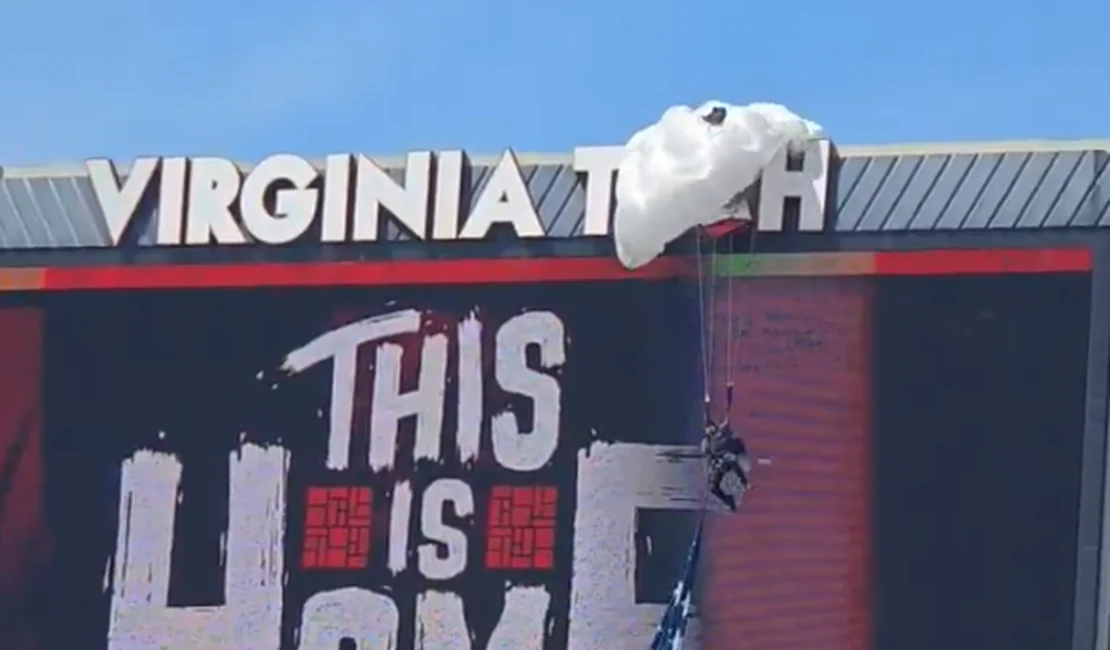 Paraquedista fica em preso em placar durante jogo de futebol americano nos EUA