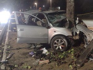 Carro bate contra árvore e motorista morre na Av. Durval de Góes Monteiro