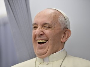 Papa Francisco coloca placa em seu quarto: “Proibido reclamar”