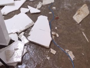 [Vídeo] Após fortes chuvas, teto de clínica desaba em Palmeira dos Índios