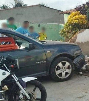 Mulher perde o controle de carro e bate em muro de residência 