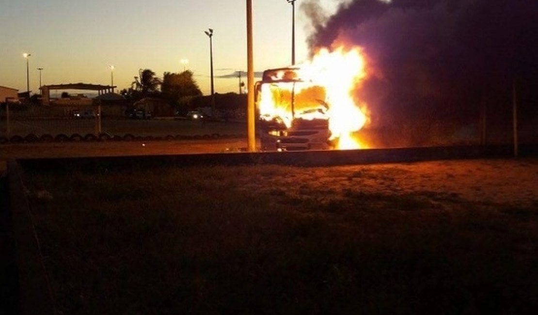 Contra bloqueio de sinal de celular, criminosos queimam ônibus e atacam postos da PM
