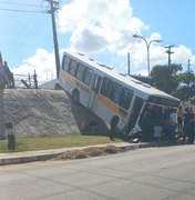 Ônibus escolar despenca de ribanceira na AL-215 em Marechal Deodoro