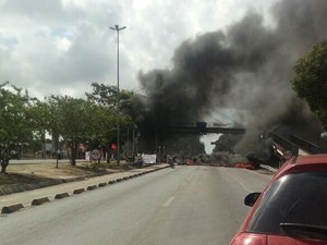 BR-104 é bloqueada por estudantes contra a PEC 55, próximo à Ufal