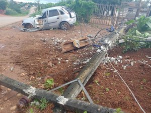 Poste é arrancado após colisão de veículo na AL-110