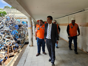 Defensoria flagra abandono de milhares de carteiras em antiga escola do Cepa
