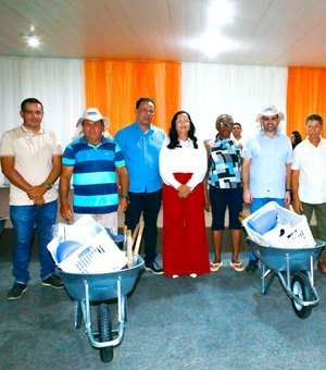 Lagoa da Canoa recebe trator, 200 kits agrícolas e pavimentação de 3,5 km
