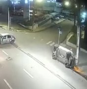 Câmera registra colisão e capotamento de carro na Avenida Gustavo Paiva
