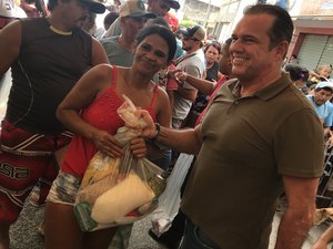 Campanha Padroeira Solidária distribui cerca de 3 mil cestas básicas para famílias em Arapiraca