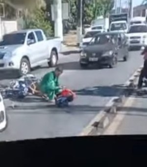 [Vídeo] Corpo de Bombeiros socorre vítima de acidente entre carro e moto na Serraria