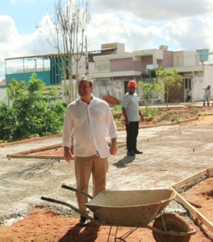 Luciano vistoria obras de construção de escola de tempo integral e ampliação da Área Verde