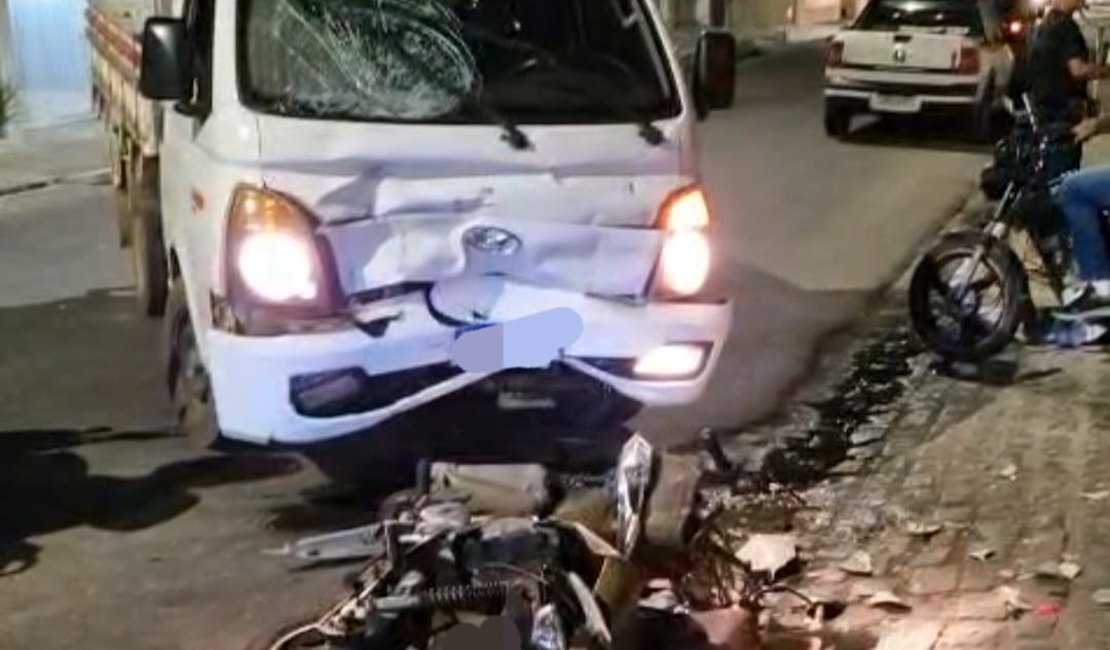 Colisão frontal entre carro e moto deixa mulher gravemente ferida em Arapiraca