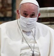 Papa diz que se vacinará na próxima semana e denuncia 'negacionismo suicida'