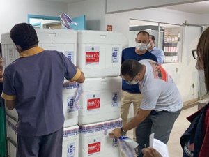 Covid-19: Renan Filho anuncia vacinação para pessoas entre 60 e 62 anos