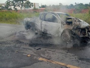 Vídeo: Carro pega fogo após colidir com poste em Marechal Deodoro