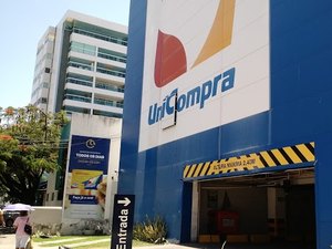 Supermercado é interditado na Ponta Verde por ausência de alvará