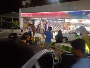 Motorista perde controle do veículo e invade loja de conveniência em Maceió