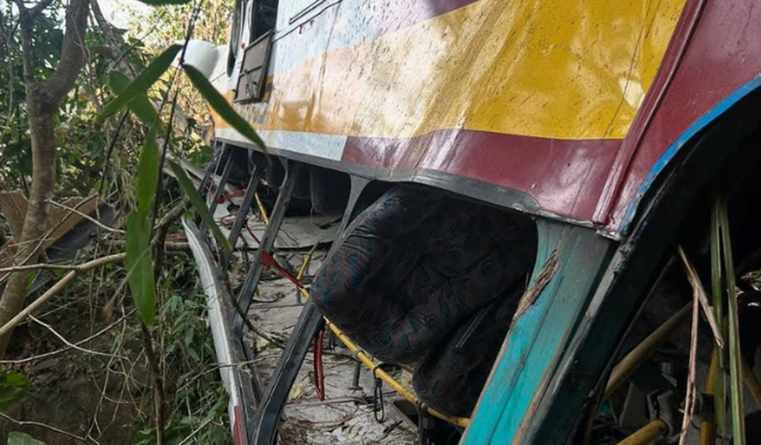 Renan Filho lamenta trágico acidente de ônibus na Serra da Barriga, em União dos Palmares