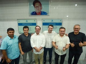 Ao lado de Daniel Barbosa, Paulão e Renan Calheiros, prefeito Luciano inaugura ginásio no Manoel Teles