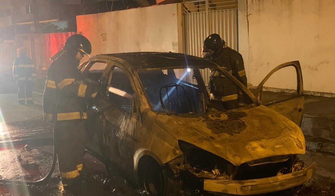 Incêndio destrói parcialmente veículo na Avenida Rotary, em Maceió