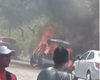 [Vídeo] Carro pega fogo em ladeira que liga os bairros do Jacintinho e Mangabeiras