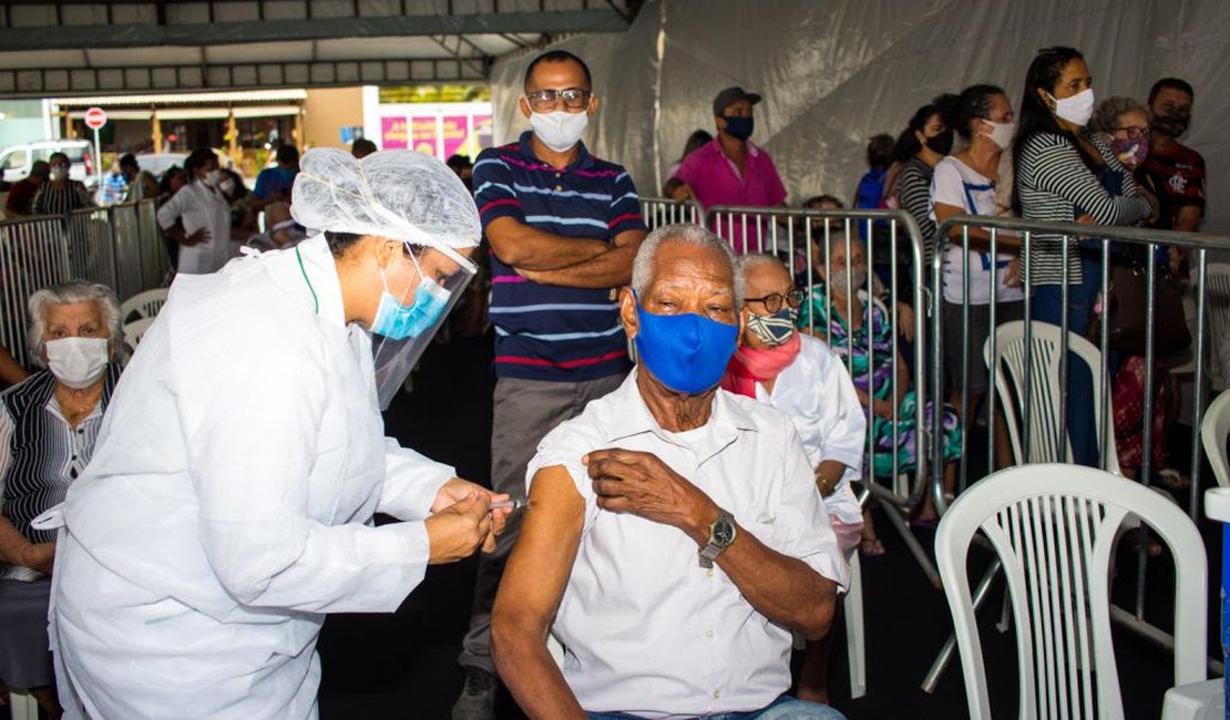 Vacinação de idosos a partir de 85 anos continua no fim de semana em Maceió