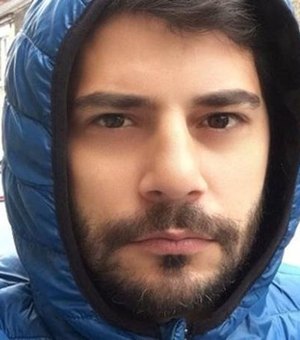 Evaristo Costa 'atiça' seguidores com selfie de roupão