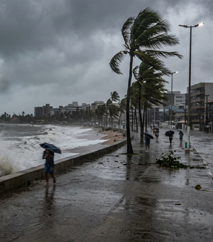 Alagoas segue sob risco de chuvas intensas e ventos de até 60 km/h após alagamentos em Maceió