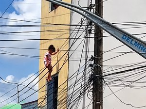 Criança cai em fiação elétrica e é retirada por PM em Delmiro Gouveia