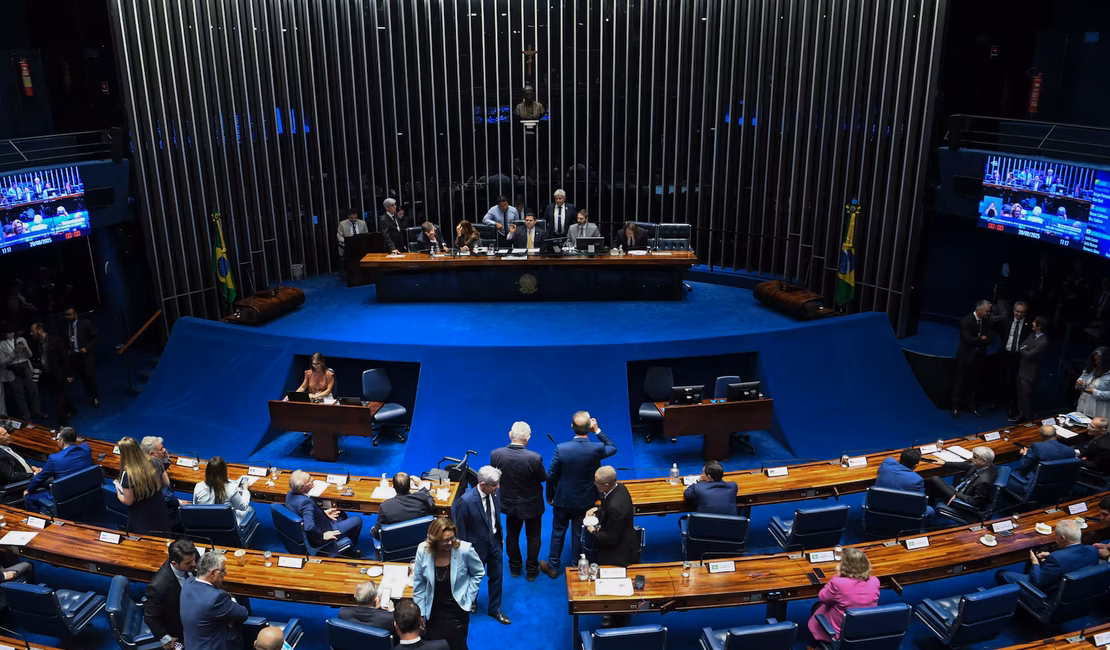 Senado vota mudança na Ficha Limpa que pode reduzir tempo de inelegibilidade de políticos