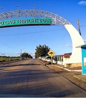 No Sertão, mães denunciam que filhos estão sem fardamento e só comem biscoitos com água na merenda