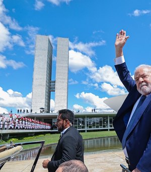 Lula toma posse como 39º presidente, exalta democracia e diz que mensagem ao Brasil é de 'esperança e reconstrução'