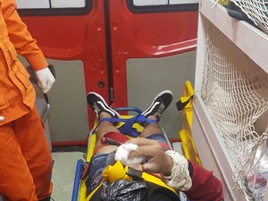 Colisão entre carro e moto deixa um ferido no bairro do Farol, em Maceió