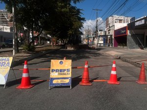 Interdição na antiga Amélia Rosa trava trânsito na parte baixa de Maceió