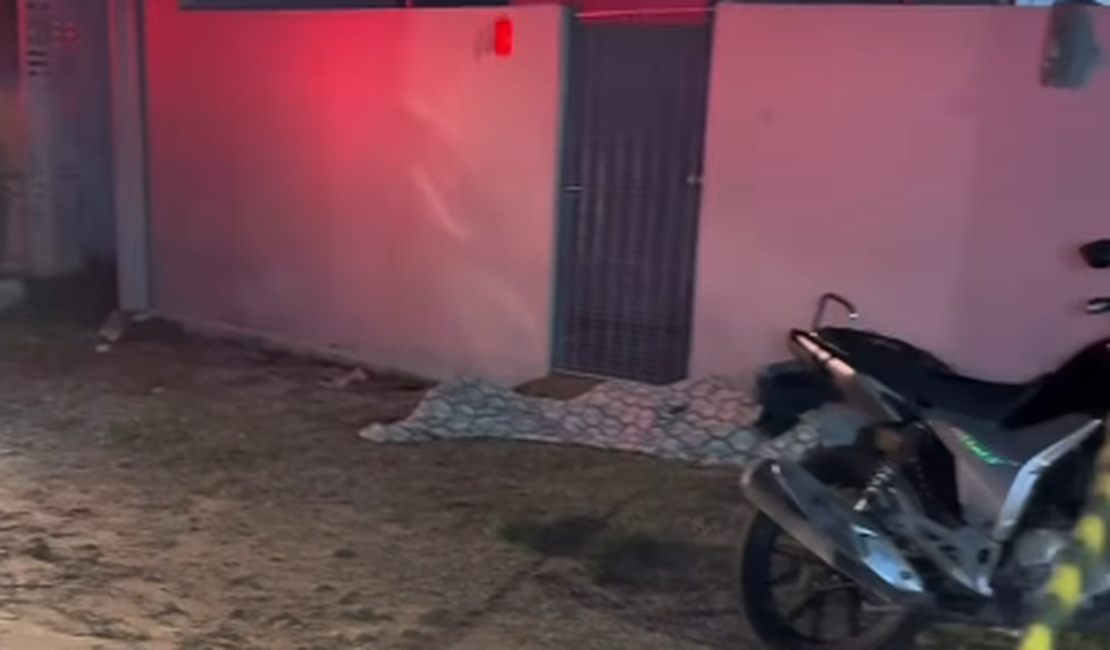 Jovem de 19 anos é morto a tiros ao sair de casa em Ipioca