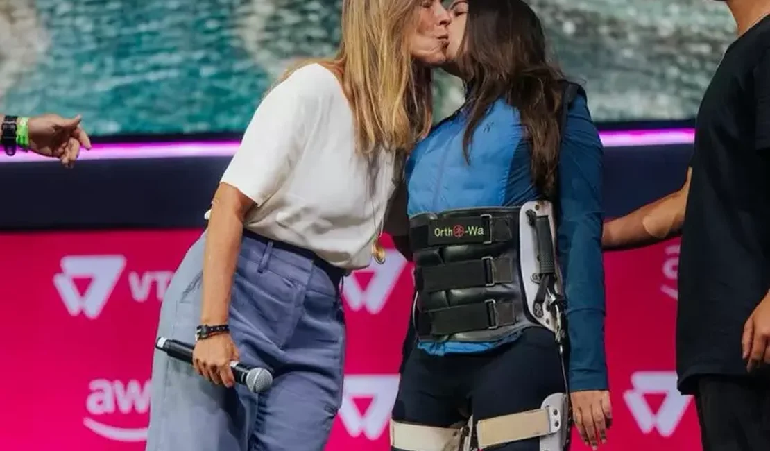 Laís Souza fica em pé em evento e homenageia pesquisadora Tatiana Sampaio