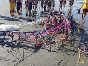 Balão cai no mar de Santos e assusta banhistas