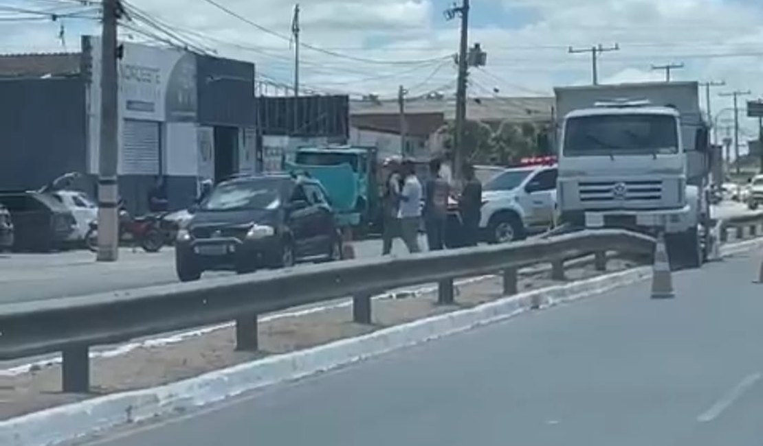 Acidente deixa trânsito lento na AL 220, sentido Sertão, em Arapiraca