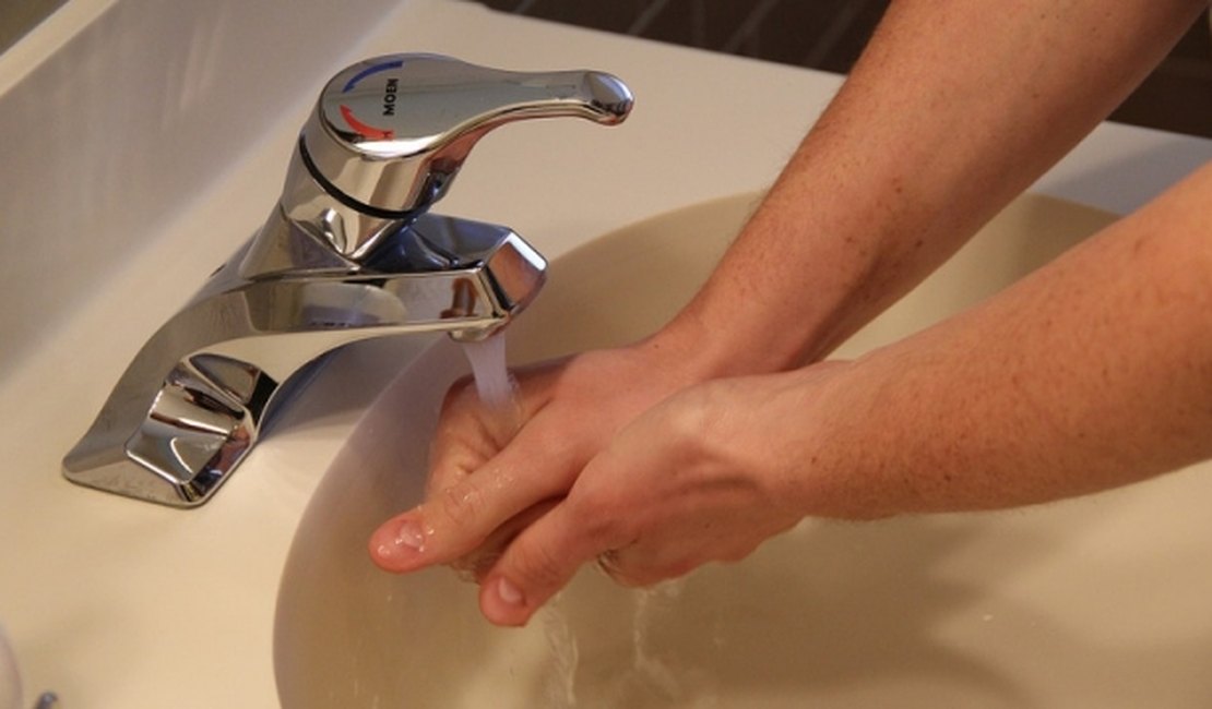 A maneira mais eficaz de lavar as mãos, de acordo com a ciência