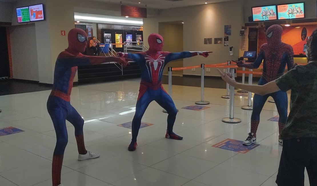 Fãs vão ao cinema em Maceió vestidos de homem aranha na estreia de novo filme