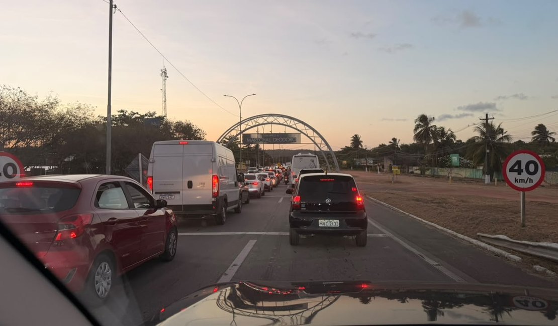 Feriadão provoca congestionamento intenso em Maceió no sentido Litoral Sul
