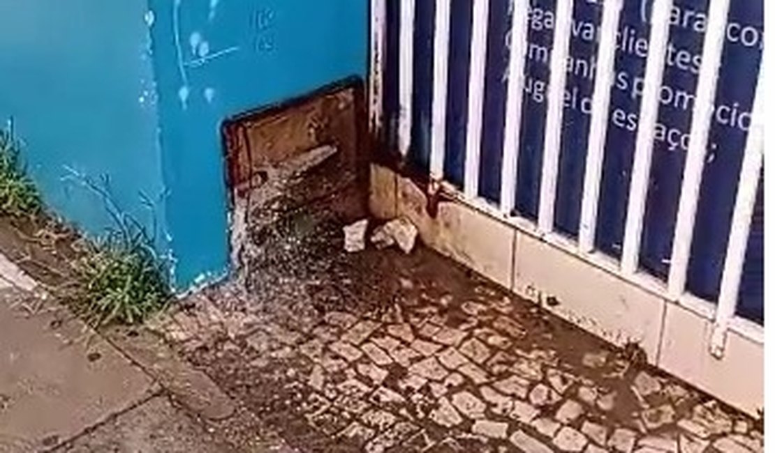 [Vídeo] Criminosos furtam registro de água do quiosque da CDL, no Centro de Arapiraca