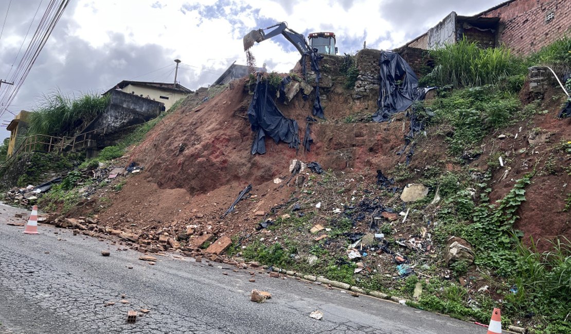 Ladeira na Chã da Jaqueira é interditada para início de obras em encosta