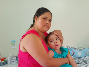 [Vídeo] Mãe de criança arapiraquense com doença rara luta para receber alimento que evita crises convulsivas