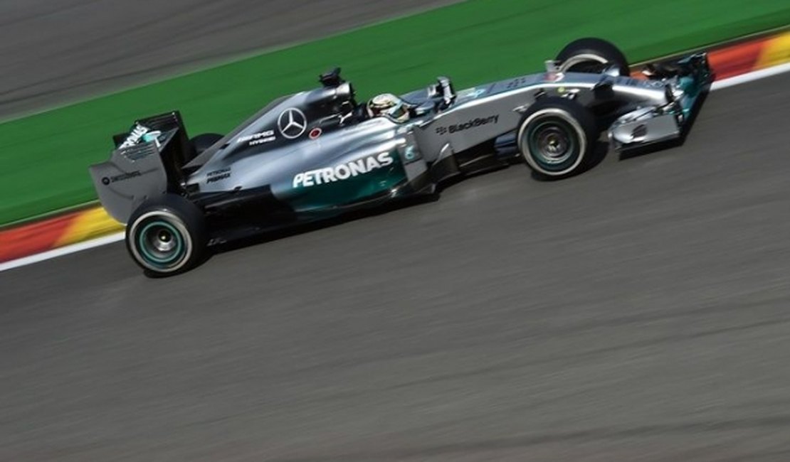 Hamilton supera Rosberg no 2º treino livre