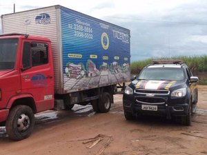 PRF recupera veículo com carga de charque na BR-101