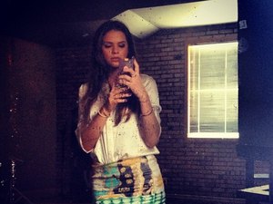Marquezine, de volta à Fernando de Noronha, solta a voz em luau com amigos