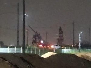 Carro colide e derruba poste de energia na rodovia AL-220 em Arapiraca